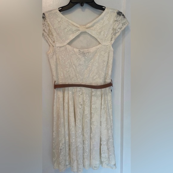 Cap-Sleeve Lace, Off-white Dress with brown belt - Picture 2 of 4